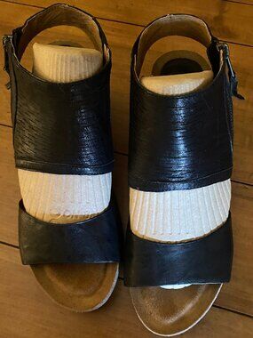 Women's Sofft Milan Black Sandals Size 8.5